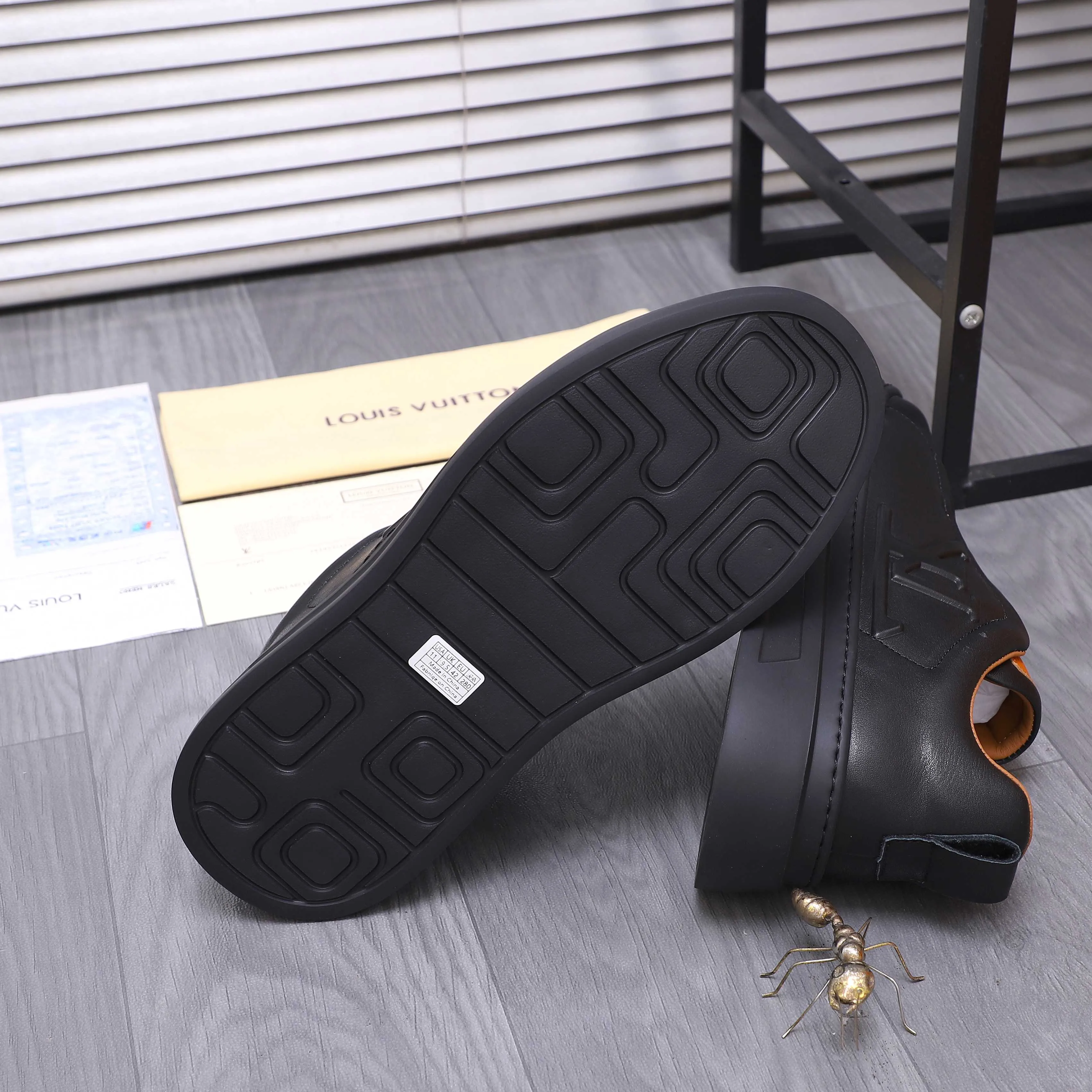 Men's shoes 💰p480 Product trademark: LV "Louis Vuitton" business casual men's shoes Regular size: 38-44 Product materials: Selected high-quality cowhide upper, cowhide lining, rubber outsole